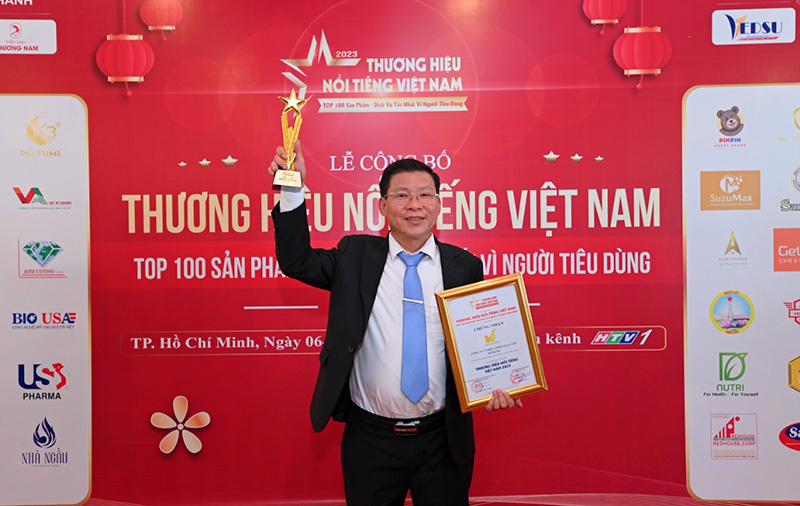 Ông Lê Văn Dư, Tổng Giám đốc Công ty TNHH Gia cầm Minh Dư nhận Danh hiệu “Doanh nhân tâm tài”